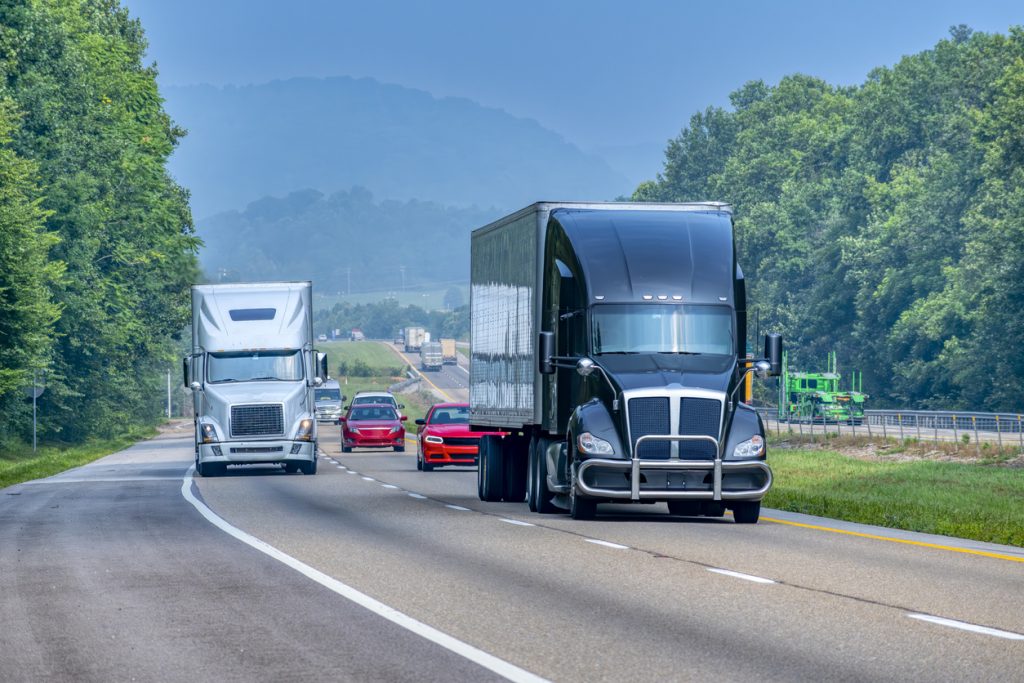difference between semi-truck and truck