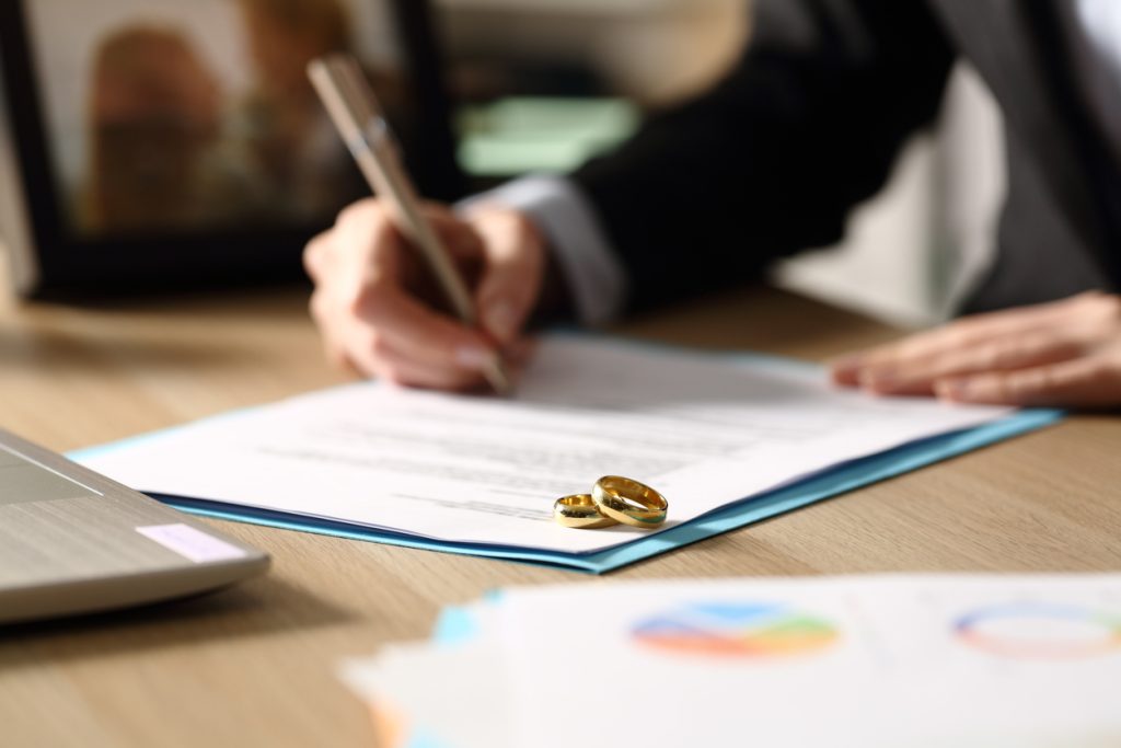 Legal Requirements for Serving Divorce Papers in Iowa